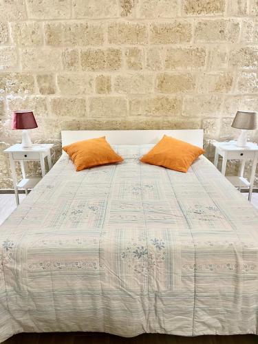 una camera con un letto con due tavoli e due lampade di Principe Amedeo a Trani