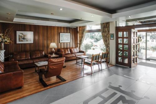 sala de estar con sofá y mesa en Hotel Melillanca, en Valdivia