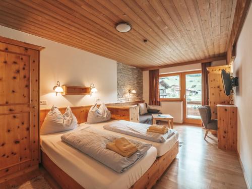 Postel nebo postele na pokoji v ubytování Hotel Mitterhof