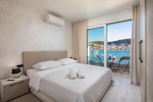 - une chambre avec un lit et 2 serviettes dans l'établissement Apartment Prestige 1, à Trogir