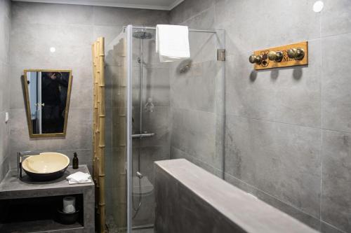 een badkamer met een douche, een wastafel en een toilet bij Casa Flamingo in Foz do Arelho