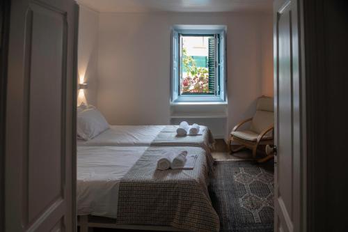 フォス・ド・アレーリョにあるCasa Flamingoのベッドと窓が備わるホテルルーム
