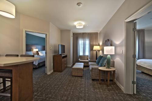 Ένα ή περισσότερα κρεβάτια σε δωμάτιο στο Staybridge Suites Houston - Humble Beltway 8 E by IHG