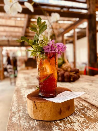 a vase with flowers in it on a wooden table at Uaná Etê EVEN GLAMPING Experiências de Charme in Engenheiro Paulo de Frontin