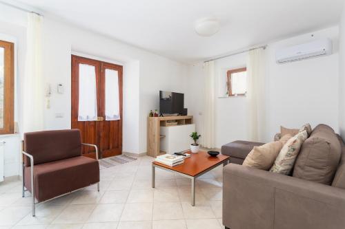 Spacious 3-Bedroom Apartment with Courtyard in Tempio Pausania - Perfect for Familiesにあるシーティングエリア