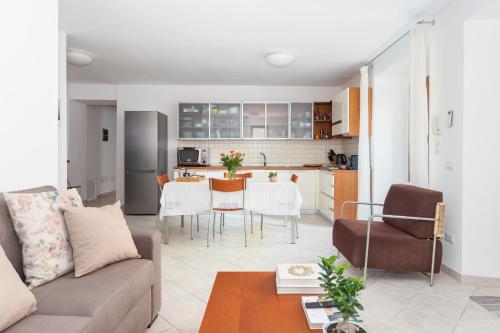 Kuchyň nebo kuchyňský kout v ubytování Spacious 3-Bedroom Apartment with Courtyard in Tempio Pausania - Perfect for Families