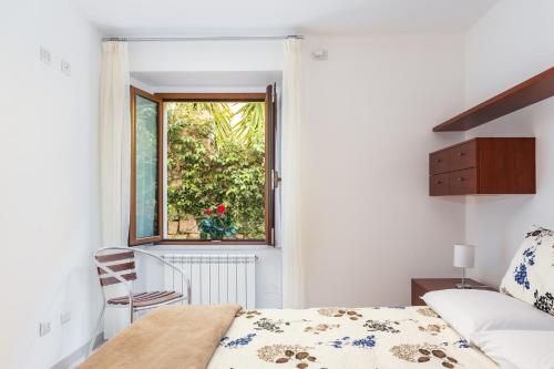 1 dormitorio con cama y ventana en Nice and spacious apartment in the heart of gallura, en Tempio Pausania