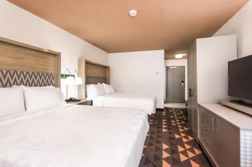 מיטה או מיטות בחדר ב-Holiday Inn - Boone - University Area, an IHG Hotel