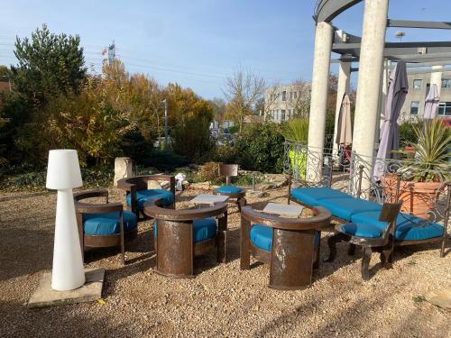a group of tables and chairs in a yard at La Roselière in Saint-Quentin-Fallavier
