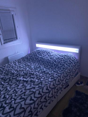 uma cama num quarto com luz em Appartement cozy em Montpellier