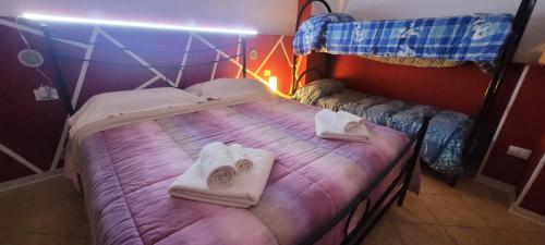 ein Schlafzimmer mit einem Bett mit Handtüchern darauf in der Unterkunft casa epomeo in Catania