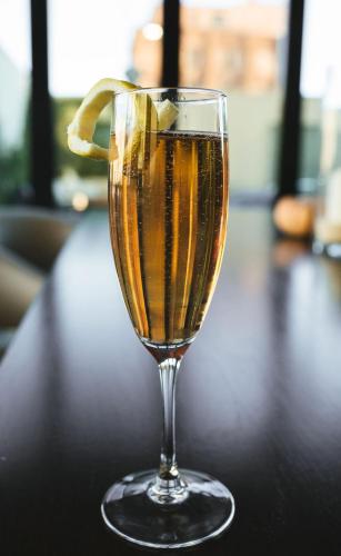 une coupe de champagne assise sur une table dans l'établissement ONE11 Hotel, à La Nouvelle-Orléans