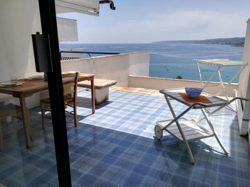 sala de estar con vistas al océano en Vista mare a Castro Marina, en Castro di Lecce