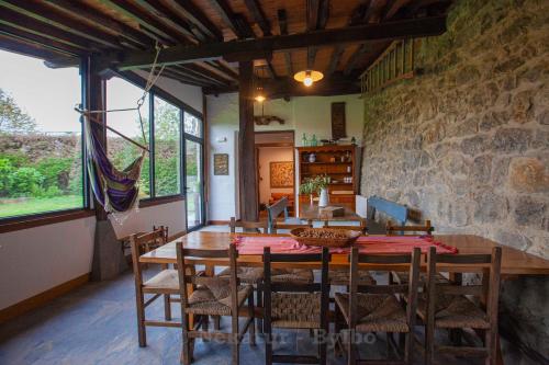 a dining room with a table and chairs at Bidegurutzeta landetxea in Urnieta