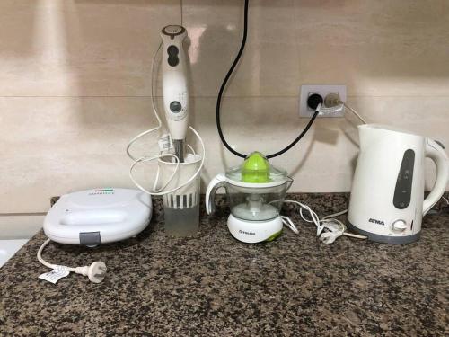 a counter with a blender and a toaster on it at Ultra comfy en Barrio Norte- un dormi con lavarrop in San Miguel de Tucumán