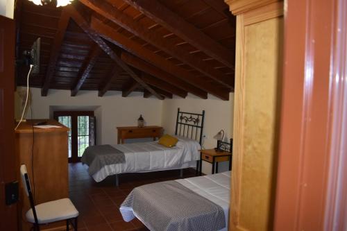 1 dormitorio con 2 camas en una habitación en Hotel Rural El Refugio de Los Templarios en Cabeza del Buey