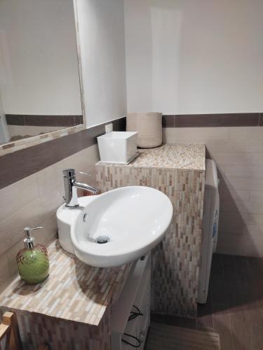 a bathroom with a white sink and a counter at Grazioso Loft vicino a San Giovanni e Metro C in Rome