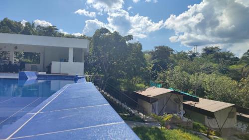 Bazén v ubytování Glamping Paraíso Escondido nebo v jeho okolí