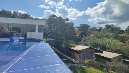 an image of a house with a tennis court at Glamping Paraíso Escondido in Anapoima