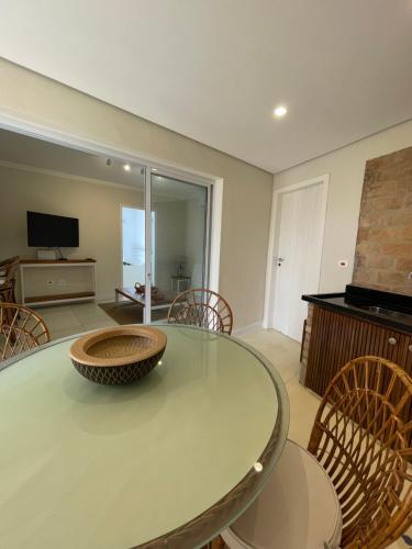 una sala da pranzo con tavolo e sedie in vetro di Villa Dei Fiori a São Sebastião