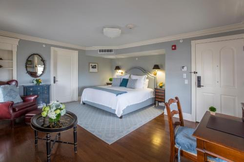 オールド・セイブルックにあるSaybrook Point Resort & Marinaのベッドとリビングルームのある寝室
