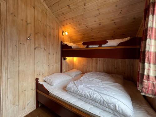 a bedroom with two bunk beds in a cabin at Fin leilighet rett ved skistadion in Beitostøl