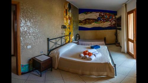 een slaapkamer met een bed met handdoeken erop bij villa Orchidee Sardegna in Capitana