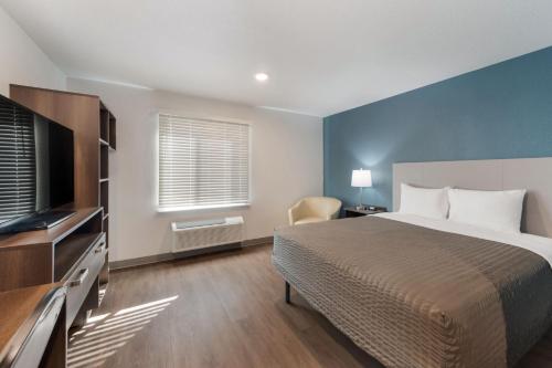 Letto o letti in una camera di WoodSpring Suites Dayton North