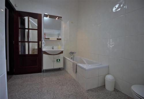 bagno con vasca, lavandino e servizi igienici di Rose Velvet ad Angra do Heroísmo