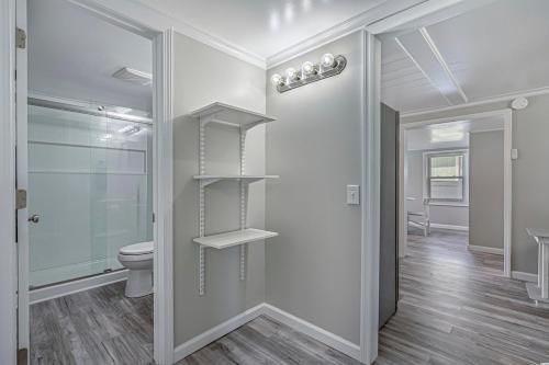 Ένα μπάνιο στο Immaculate Home With Putting Green and Private Pool! Pet Friendly 6 Bedroom- 4 Bath Duplex A&B