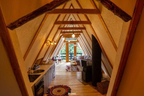 - une vue sur le plafond et une cuisine mansardée dans l'établissement Chalet Tupara attic, à Šišava