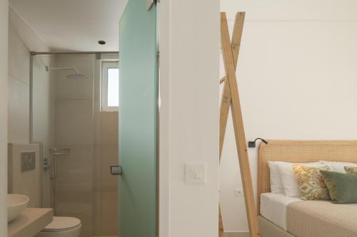 een badkamer met een douche, een bed en een wastafel bij pelagias villa lefka with heated pool in Mathés