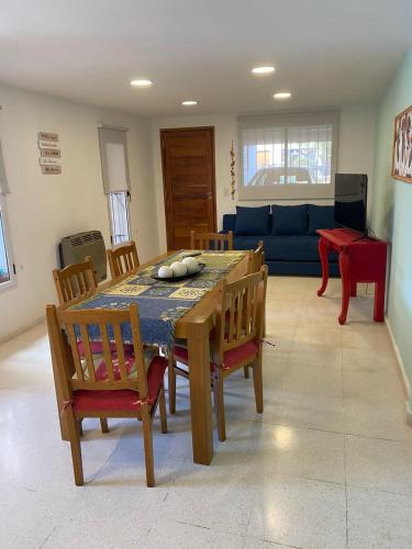 y sala de estar con mesa de comedor y sillas. en La Casa de Mabel en Villa Carlos Paz
