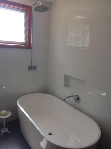 Un baño de Riverlea Stables- style and charm await you!