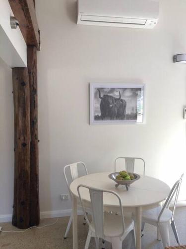 Galería fotográfica de Riverlea Stables- style and charm await you! en Apple Tree Flat