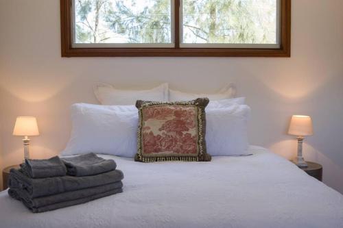 Una cama o camas en una habitación de Riverlea Stables- style and charm await you!