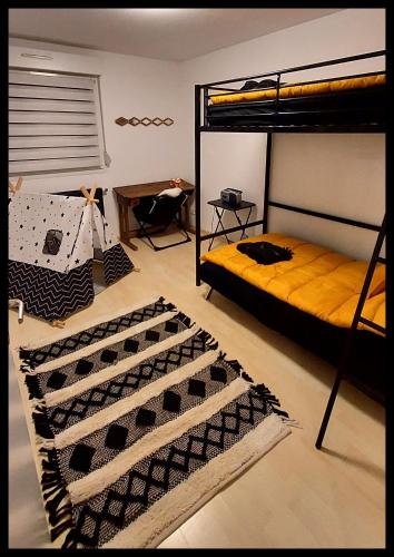 מיטה או מיטות קומותיים בחדר ב-La Nomade