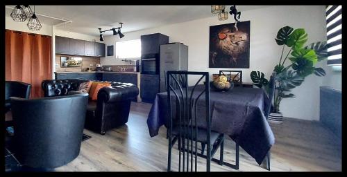 salon ze stołem i kuchnią w obiekcie La Nomade w mieście Marckolsheim