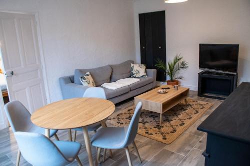 un salon avec un canapé et une table dans l'établissement Gîte rénové avec piscine au cœur de Vendôme, à Vendôme