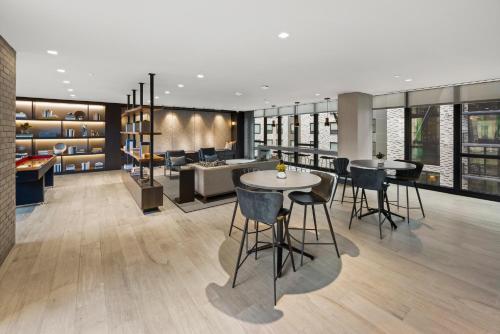 Restaurant ou autre lieu de restauration dans l'établissement Global Luxury Suites at Capitol Hill