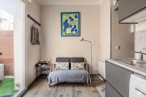 Una habitación con una silla en una cocina con fregadero en Studio en Duplex-Aircon-Terrasse-Parking-Calme en Burdeos