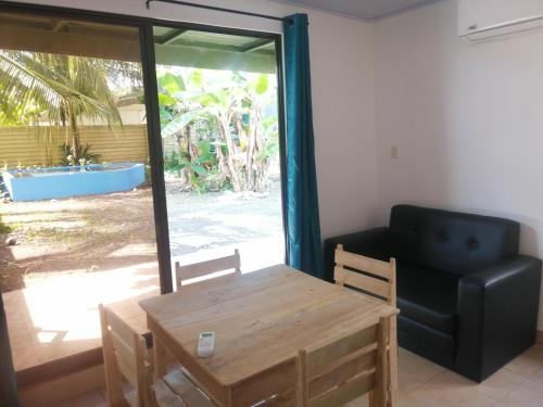 a living room with a table and a couch at Casa début Surf Place in Parrita