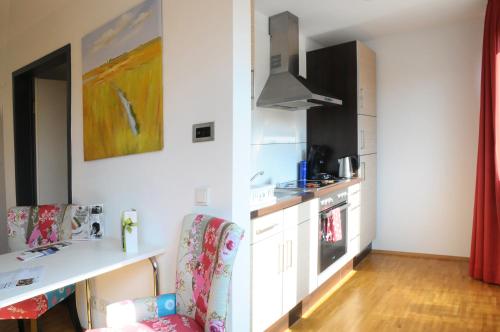 uma cozinha com armários brancos e uma bancada em SEEGER Living Comfort Downtown em Karlsruhe