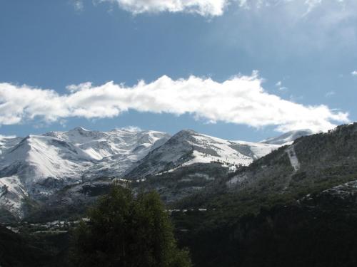 uma serra com montanhas cobertas de neve à distância em Chalet de l'Infernet em Auris