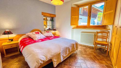 Schlafzimmer mit einem Bett, einem Schreibtisch und einem Fenster in der Unterkunft Appartamento Melezet 80 - Affitti Brevi Italia in Bardonecchia