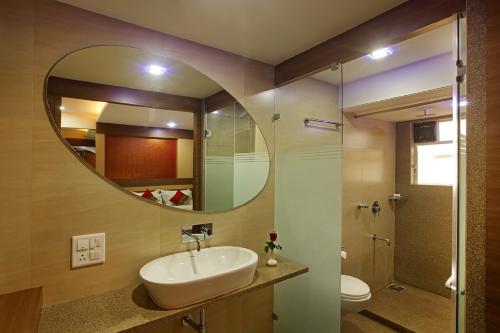 y baño con lavabo y espejo. en Turtle Beach Resort - Morjim, en Morjim