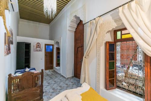 a bedroom with a bed and a window at Riad bel kayed in Fès