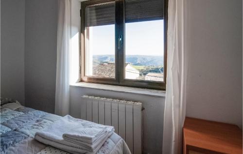 ein Schlafzimmer mit einem Fenster mit einem Bett und einem Heizkörper in der Unterkunft Lovely Home In Saucelle With Kitchen in Saucelle