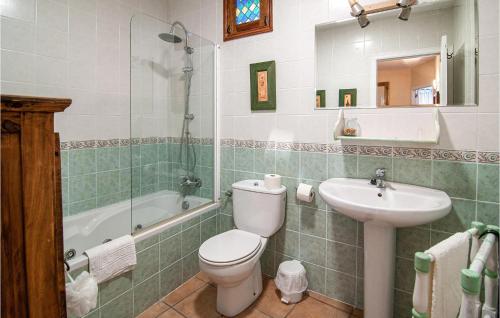 ein Bad mit einem WC und einem Waschbecken in der Unterkunft Lovely Home In Saucelle With Kitchen in Saucelle