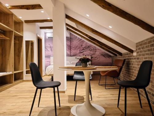 a dining room with a table and chairs at Suites BERRUETA (Plaza Mayor) in León